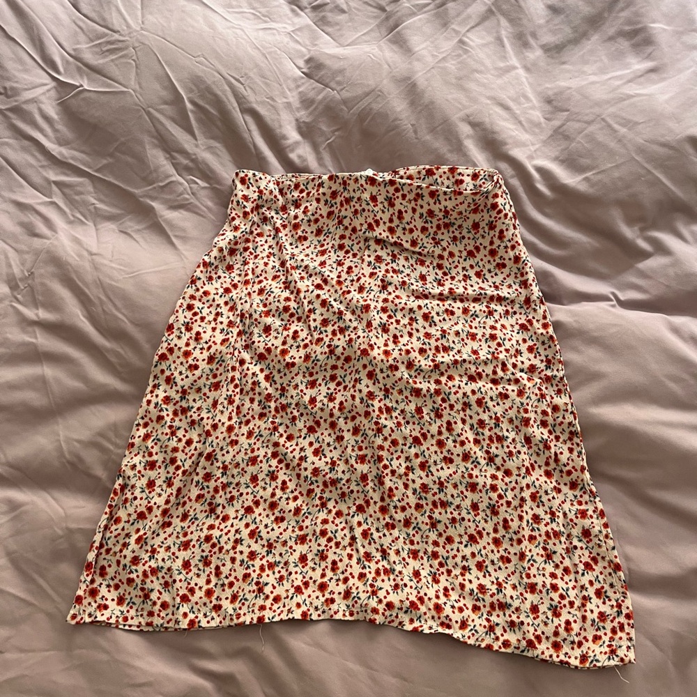 Brandy Melville Floral Red and White Women's Skirt